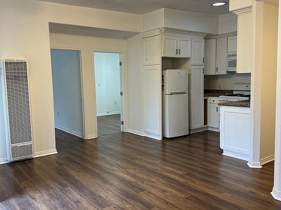 3rd image of 4670 York Blvd