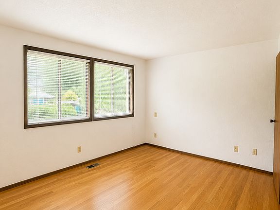 5th image of 13316 22nd Ave NE