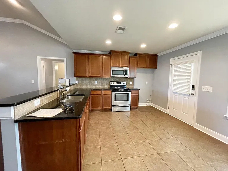 833 Cotswold Way — Photo 6