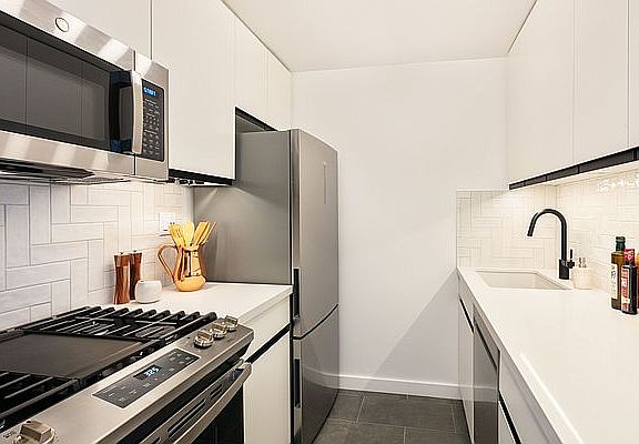 5th image of 235 W 56th St APT 37P