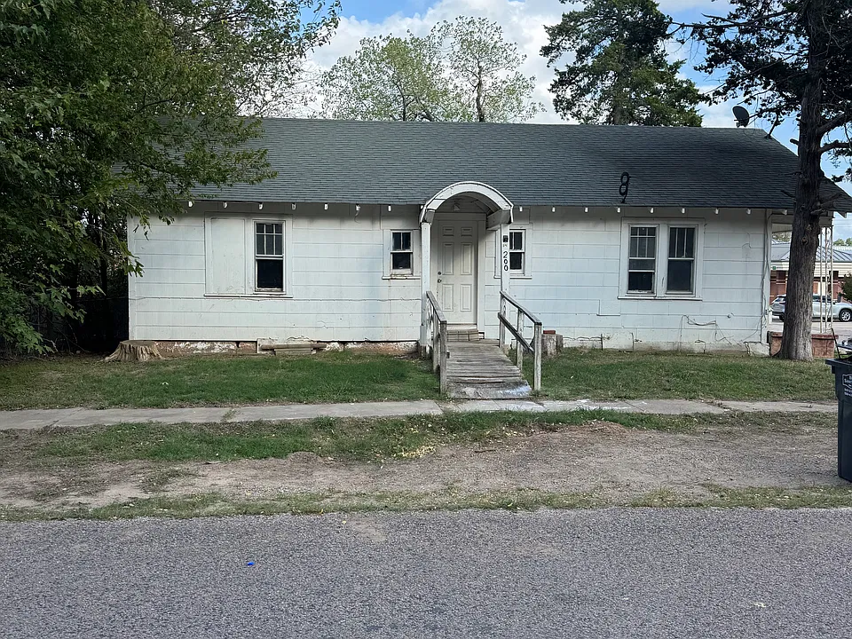 200 S Broadway St