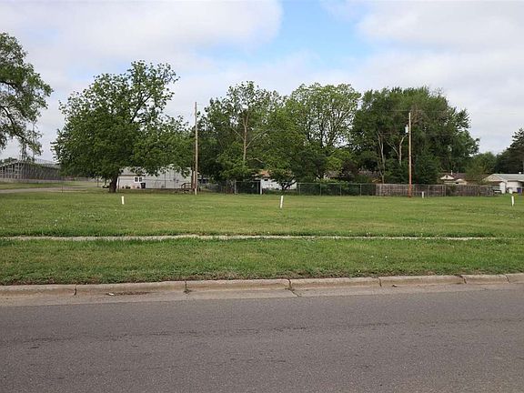 2nd image of 1104 N Eisenhower Dr