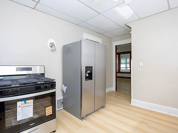 5th image of 121 Chestnut Ave NE