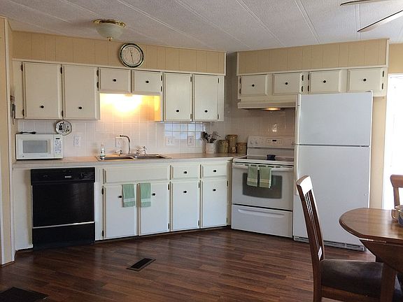 Open and bright kitchen 