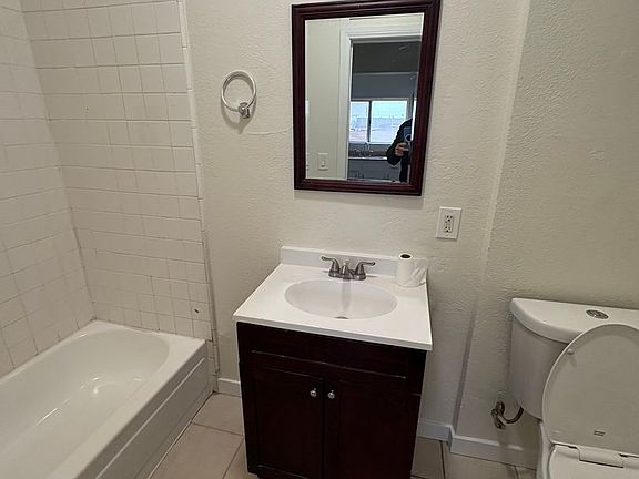 3rd image of 629 W Vernon Ave #2