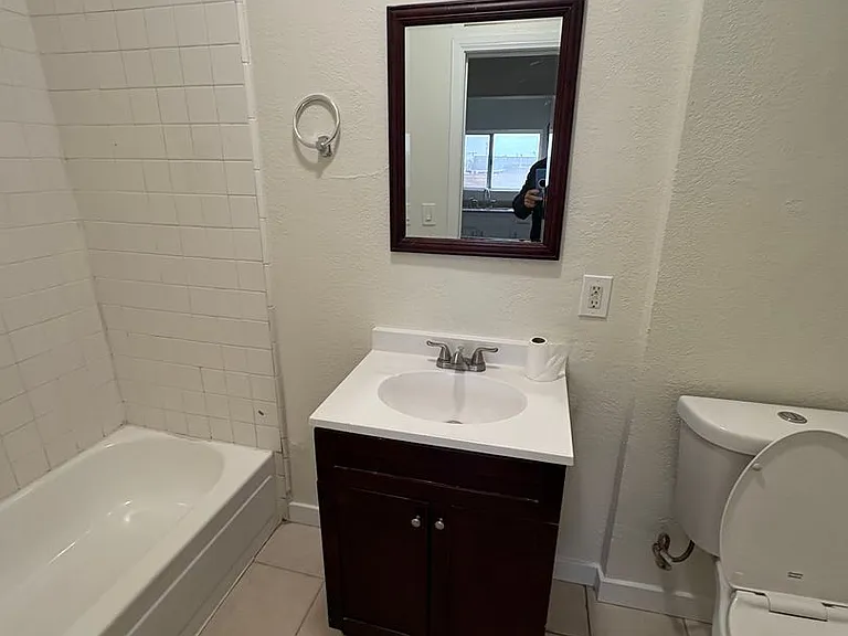 629 W Vernon Ave — Photo 3