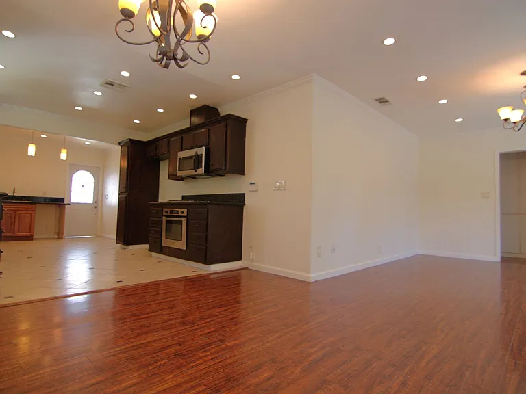 6730 Balboa Blvd — Photo 8
