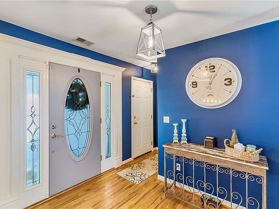 3rd image of 121 Royal Dr
