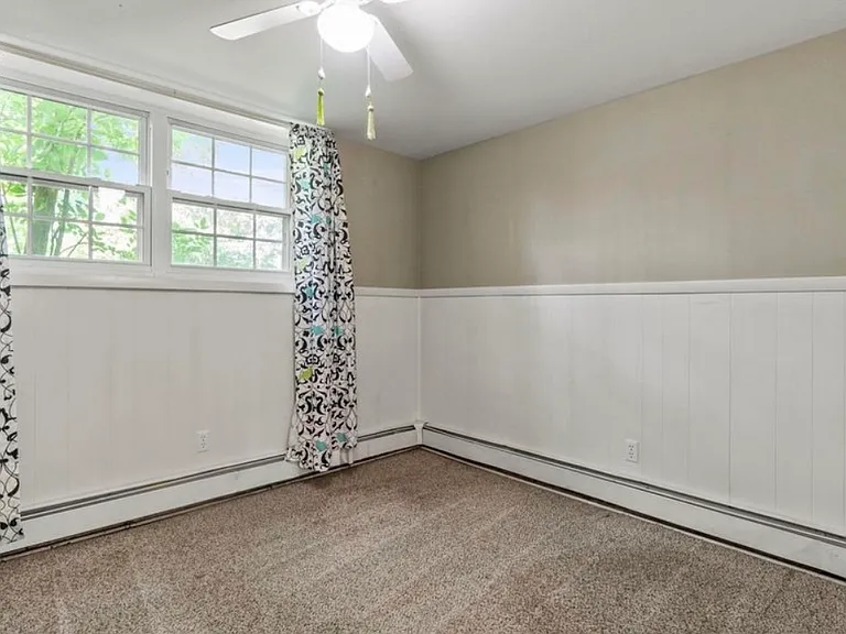 1005 E Washington Center Rd — Photo 15
