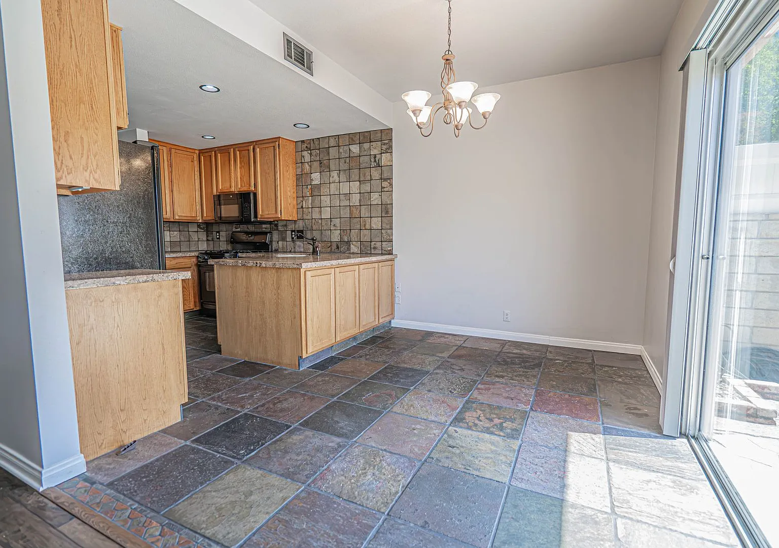 Charming 3-Bedroom Home in the Mountain View Court Community! — Photo 4
