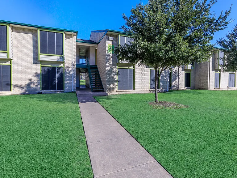 Bainbridge Apartments — Photo 9