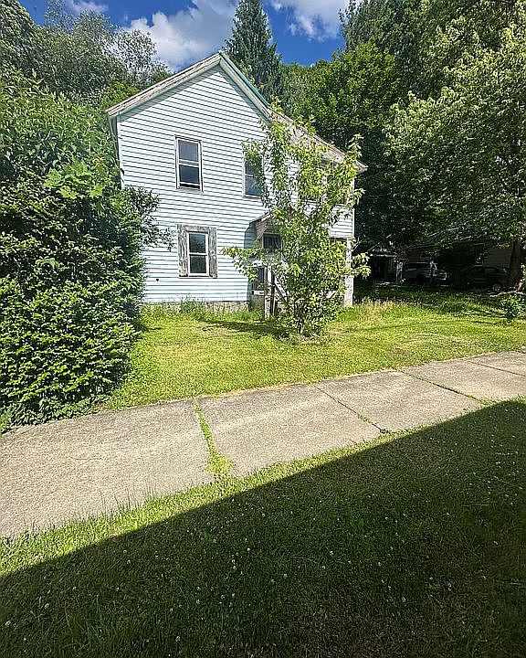 1st image of 610 Superior St