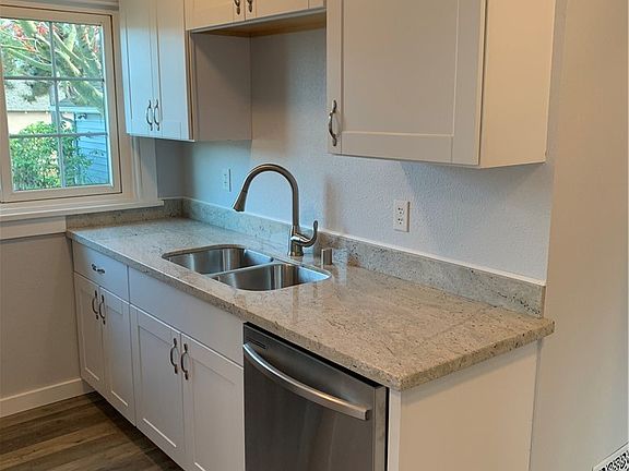 5th image of 1114 Warren Ave