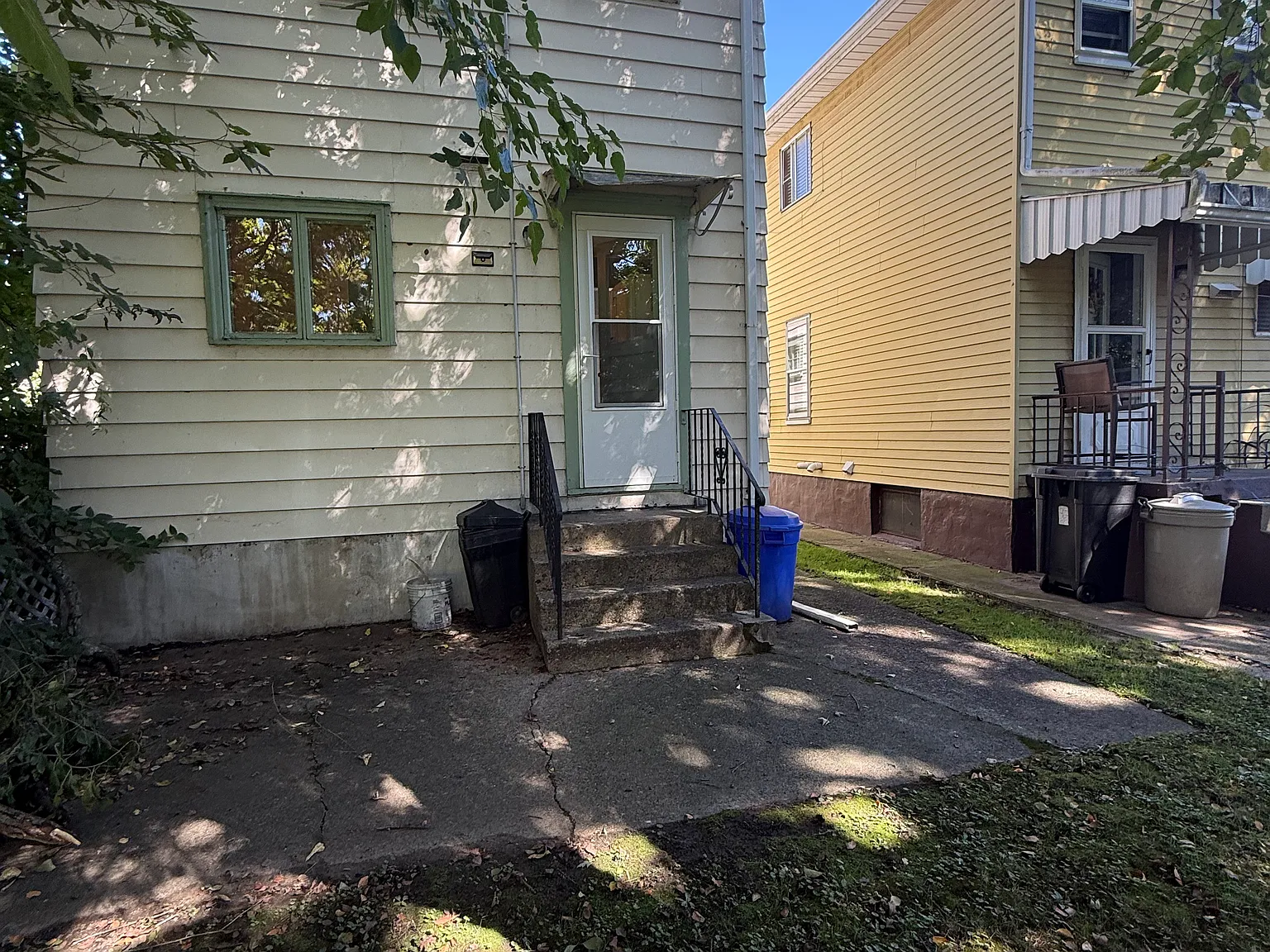 3 bed, 1.5 bath, 1024 sqft, $1,295 — Photo 2