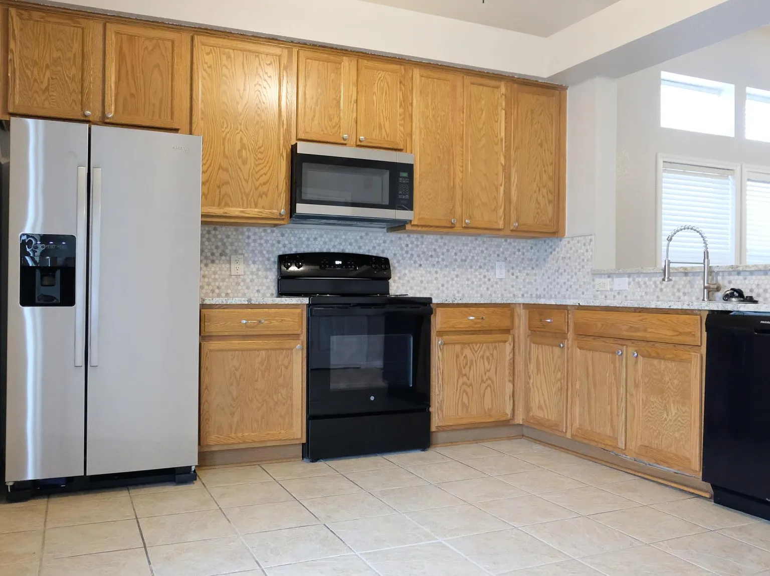 3 bed, 1420 sqft, $2,100 — Photo 3