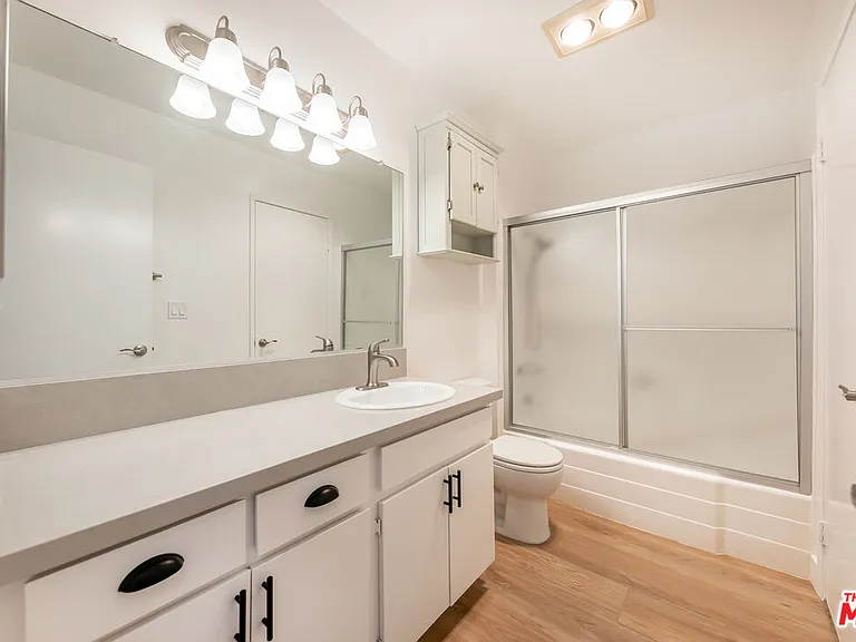 22135 Burbank Blvd #4 — Photo 32