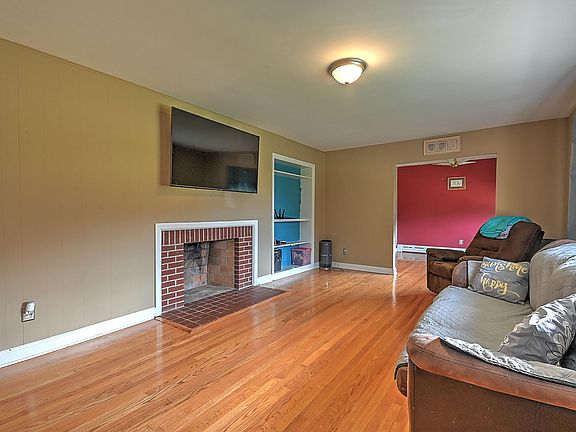 3rd image of 751 Dogwood Ln