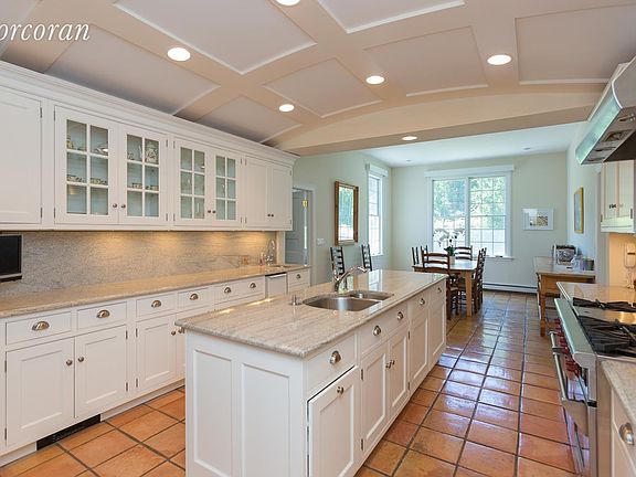 4th image of 405 Captains Neck Ln