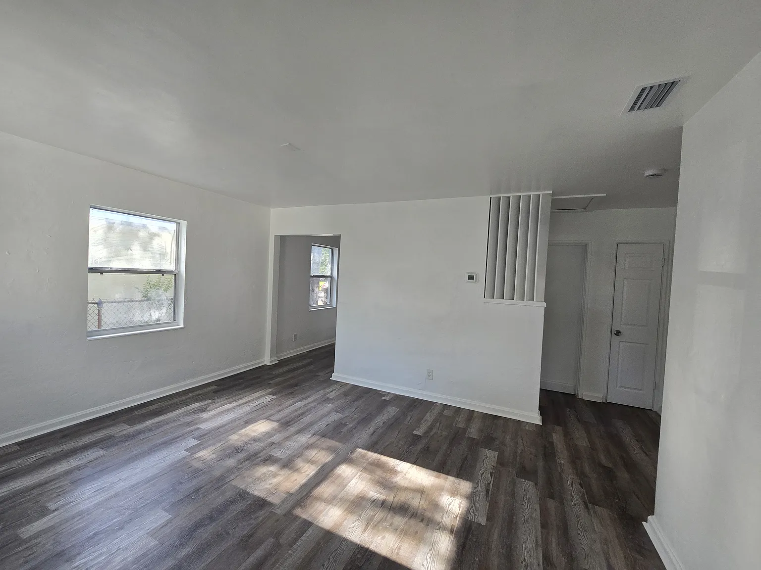 3 bed, 1152 sqft, $2,300 — Photo 2