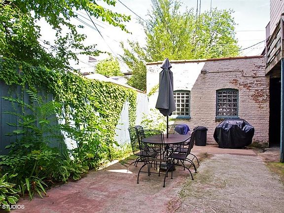 Common area courtyard that is great for BBQs!