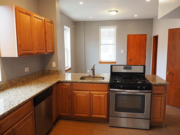 3rd image of 1924 W Chicago Ave #2W