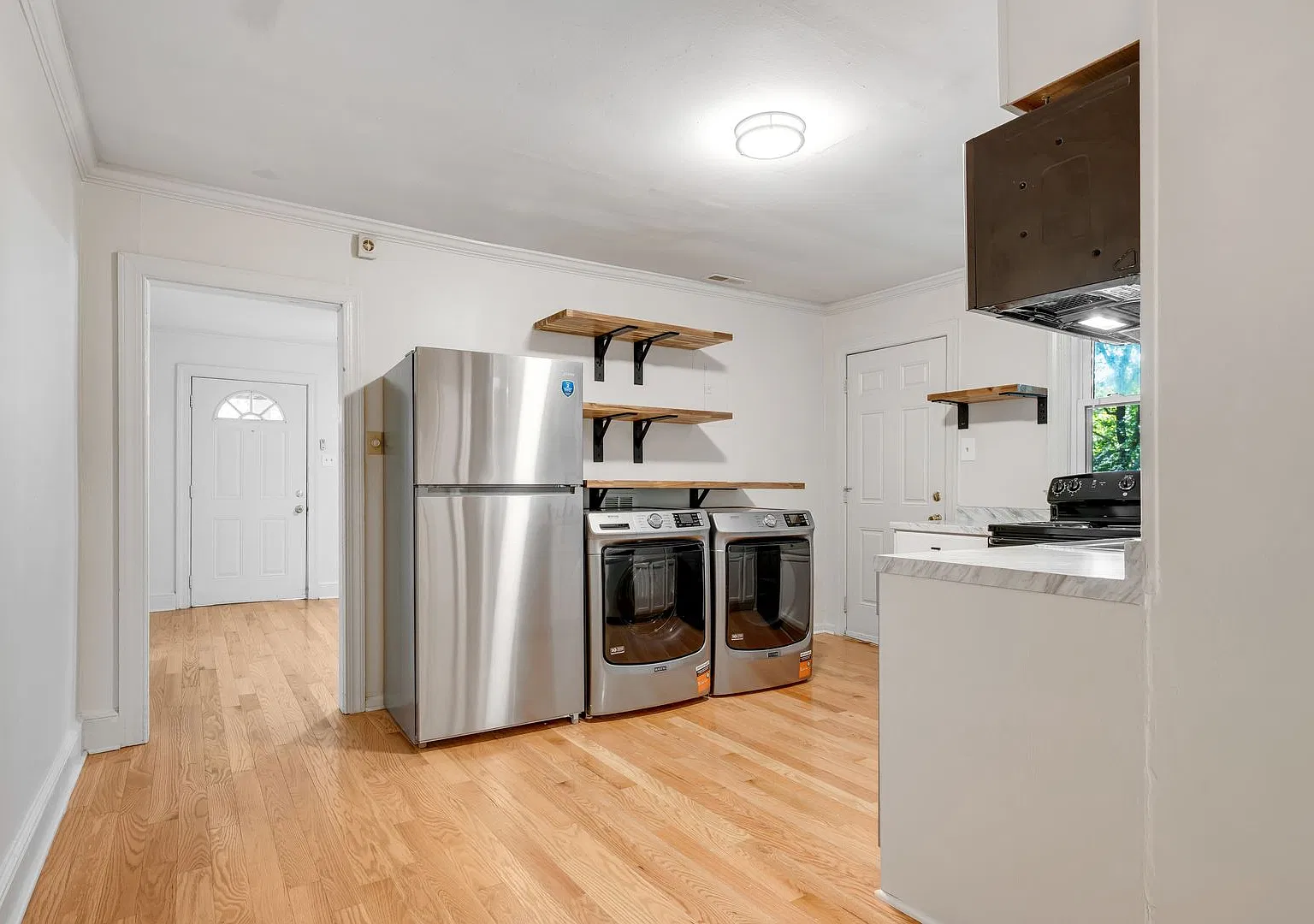 1015 Sedgefield St — Photo 4