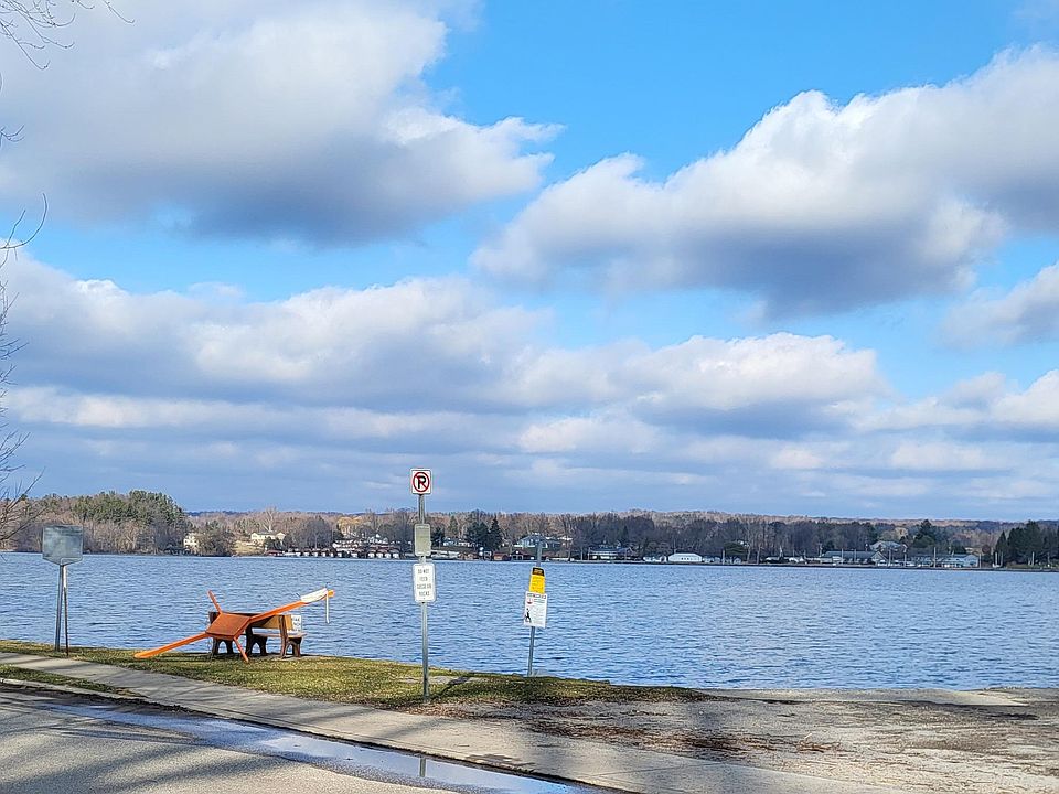 1st image of 113 Lakeside Dr