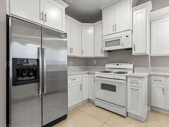 5th image of 335 N Mariposa Ave APT 4