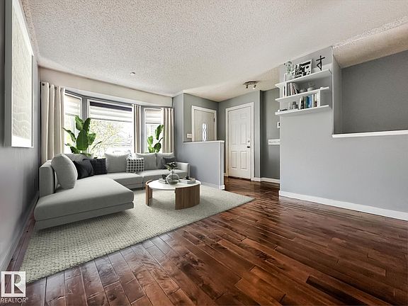 2nd image of 576 Rainbow Cres