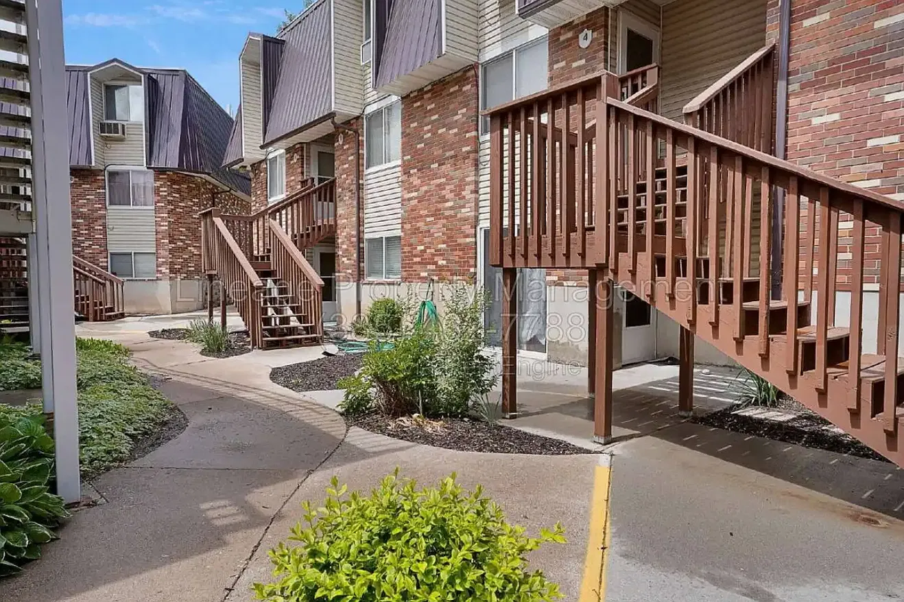 Cambridge Court — Photo 1