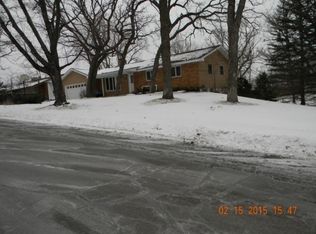 408 Hemlock Dr, Burnsville, MN 55337