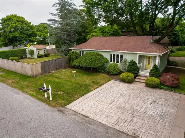 91 Inez St, Narragansett, RI 02882
