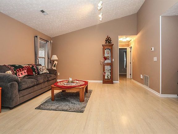 4th image of 3892 Pebble Creek Ln