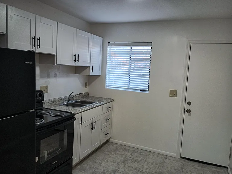 930 N 7th Ave #H — Photo 2
