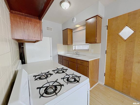 3rd image of 913 W Kensington Dr