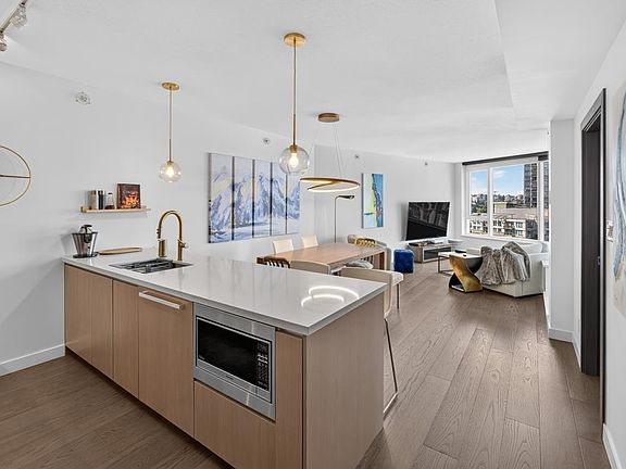 2nd image of 68 Smithe St #1110