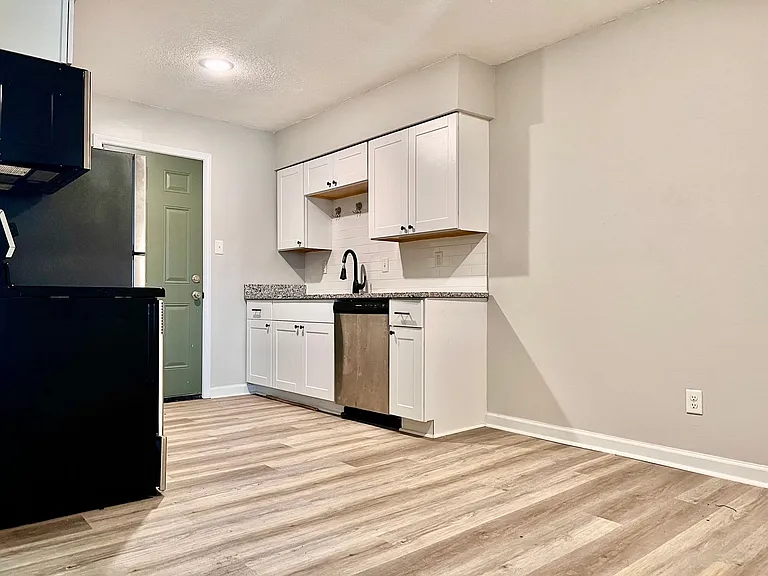 3562 Mynders Ave — Photo 2