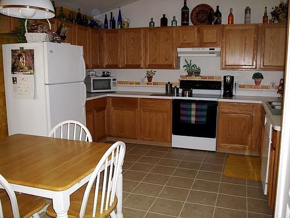 Tiled kitchen w/nook and all appliances