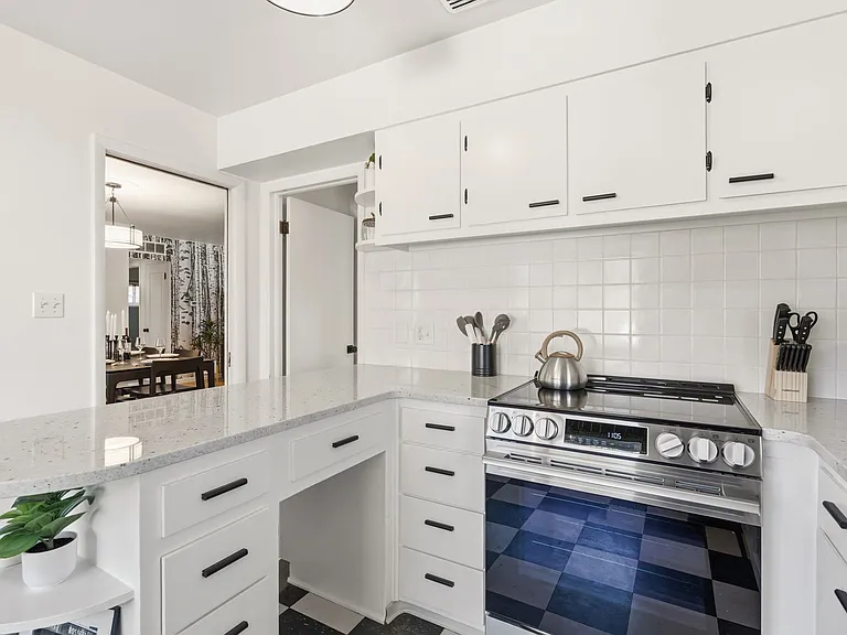 1004 Mantz Pl — Photo 10