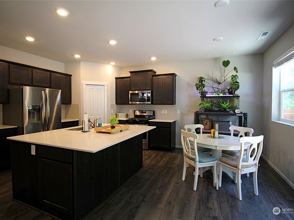 4th image of 9612 Hawkins Avenue