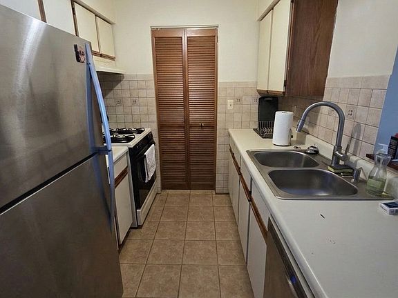 5th image of 621 Hapsfield Ln Unit 103