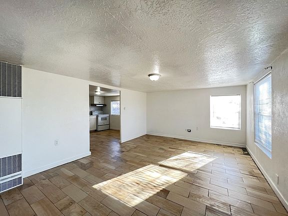 5th image of 605 E Denver St