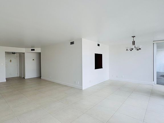 2nd image of 1000 Parkview Dr APT 415