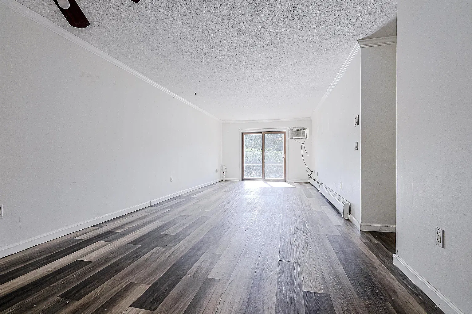 2 bed, 958 sqft, $2,400 — Photo 2