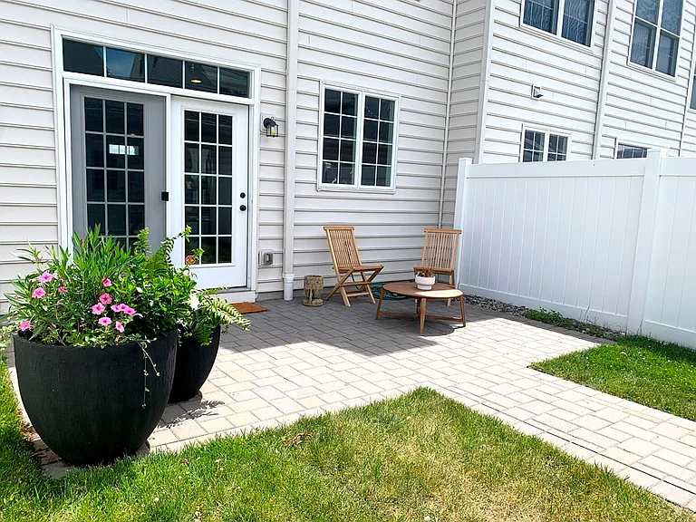 607 W Mulberry St — Photo 11