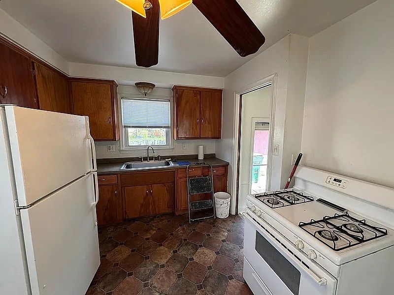 1st image of 14655 Stephens Dr