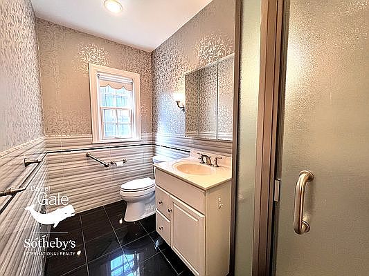 5th image of 810 Burns St #1