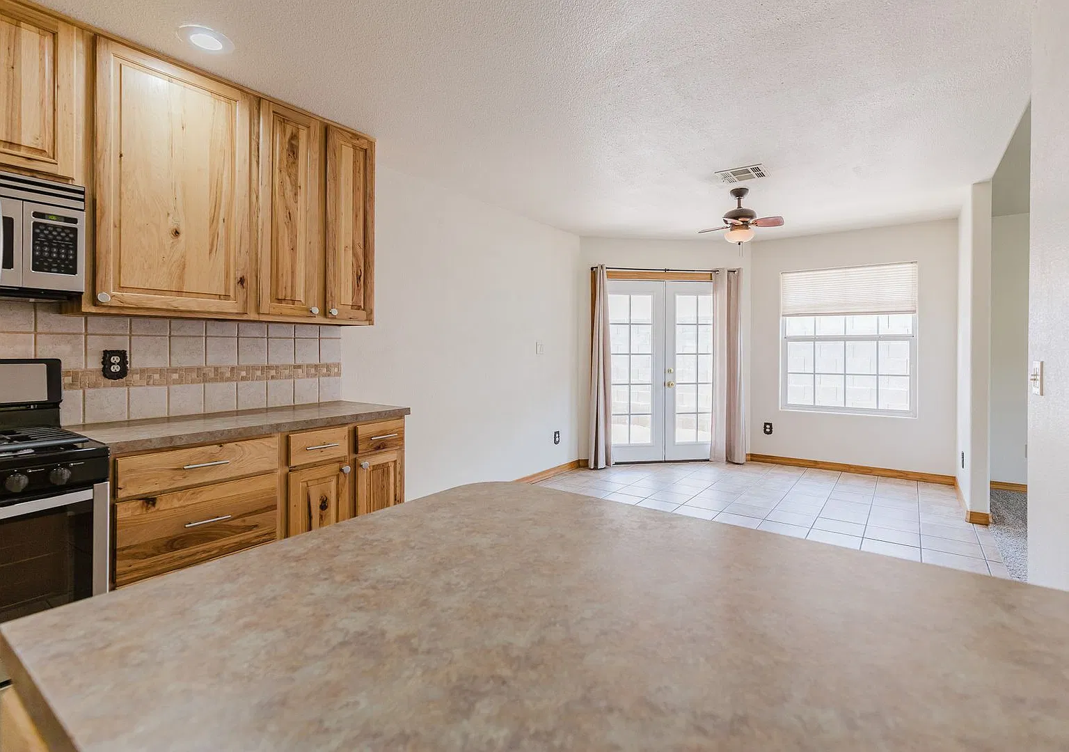 Spacious 4 Bedroom 2 Bath Home near Shopping — Photo 4