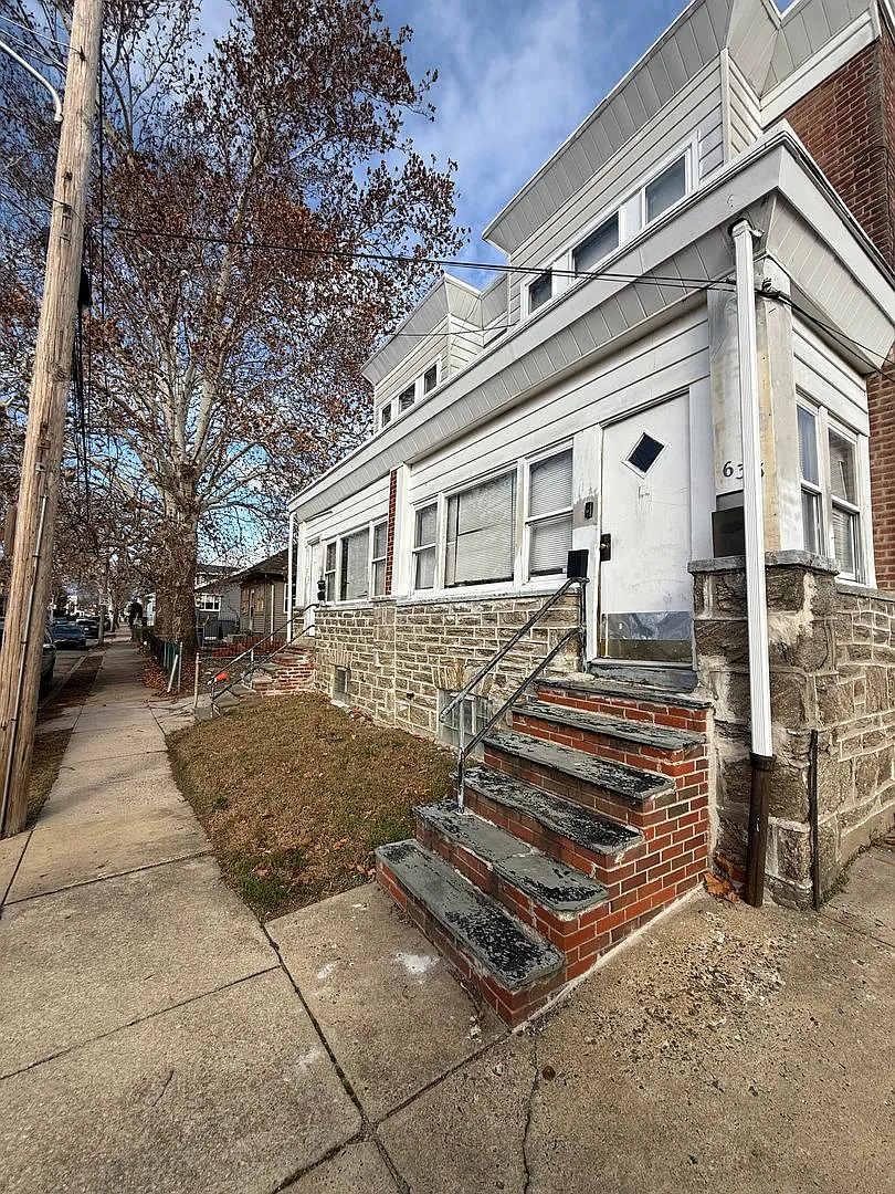 Building Photo - 633 Gilham St