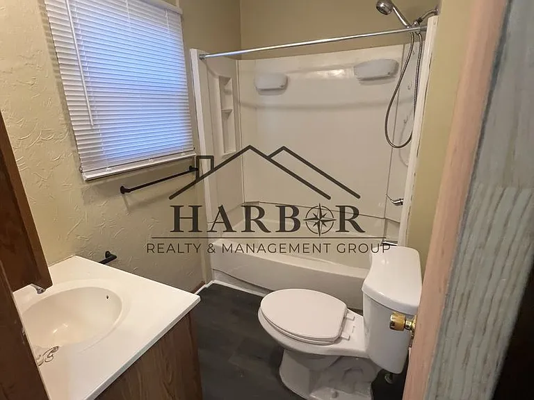 804 12th Ave SW — Photo 9